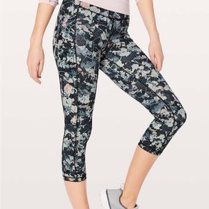 Lululemon speed up crop 21”‎ spring bloom multi size 6